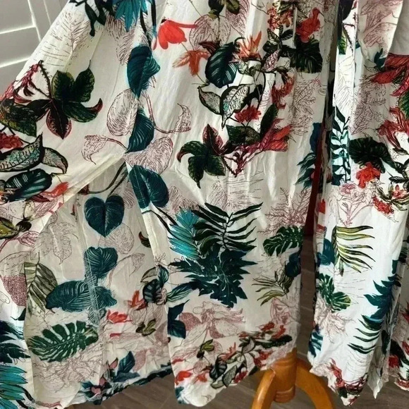 SHEIN Tall Solid Crop Cami Top & Tropical Print Split Thigh Belted Pants - Picture 4 of 8